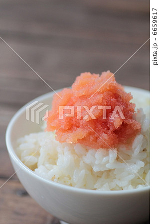 茶碗によそったご飯に乗せたタラコばらこ　のっけご飯 6659617