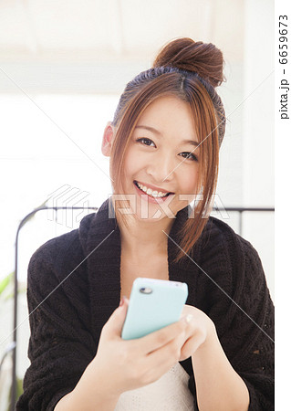 ベッドルールでスマホを見る女性 ベッドルールでスマホを見る女性 6659673