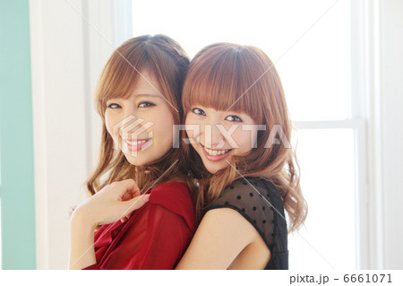 女性2人組ヘアケアイメージ 6661071
