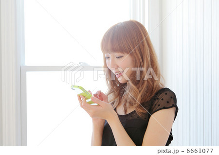 携帯電話を使用する女性 6661077