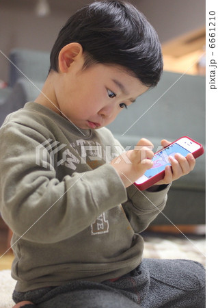 スマホで遊ぶ幼児 6661210
