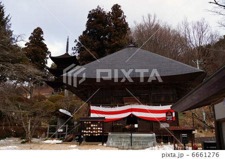 信州信濃の国宝大法寺　三重の塔（見返りの塔） 6661276