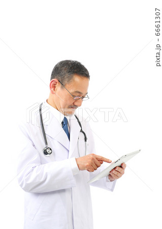 iPadを使う医者 6661307