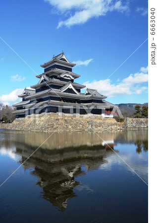 お濠に優美な姿を映す松本城 6663040