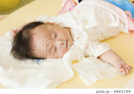 眠る赤ちゃん 眠る赤ちゃん 6663199