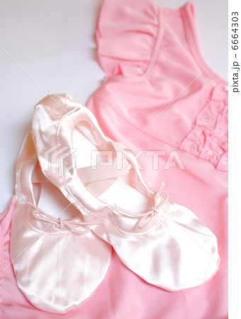 レオタードとバレエシューズ 6664303
