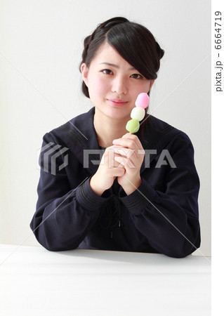 お団子を食べる女子高生 6664719