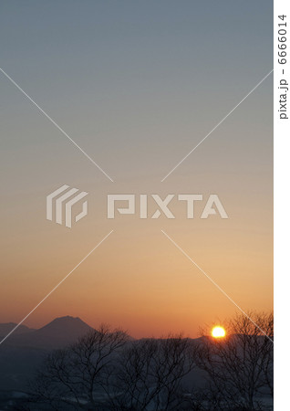 夕日と雄阿寒岳 6666014