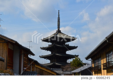 法観寺の「八坂の塔」（京都市東山区清水八坂上町） 6666245