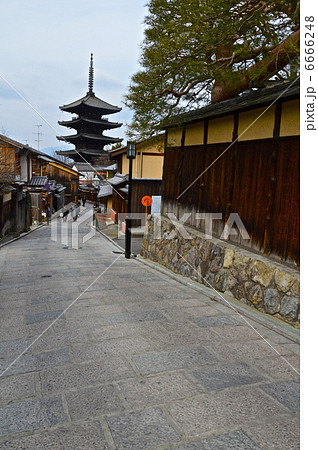 法観寺の「八坂の塔」（京都市東山区清水八坂上町） 6666248