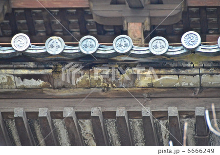 法観寺の五重塔･軒丸瓦に刻まれた「八坂塔」の文字（京都市東山区清水八坂上町） 6666249
