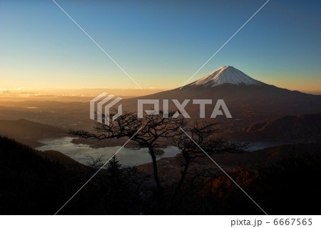 日の出を待つ富士山 6667565