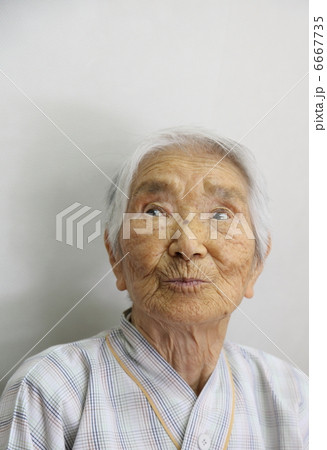 100歳を超えたおばあちゃんの写真素材 [6667735] - PIXTA