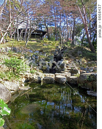 冬枯れの都立殿ヶ谷戸庭園 紅葉亭と次郎弁天池 の写真素材