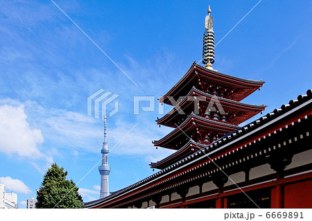 浅草寺の五重塔と東京スカイツリーと青空の写真素材