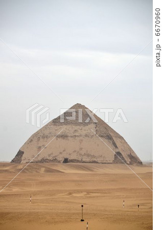 表面を美しい化粧板が覆っているスネフル王の屈折ピラミッド 6670960