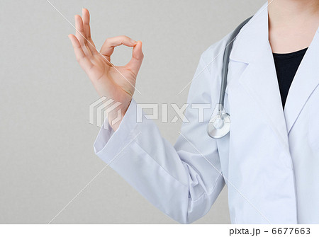 白衣の女性 6677663