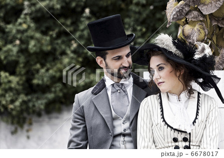 Old-fashioned dressed couple in the park 6678017