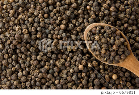 pepper on wooden spoon 6679811