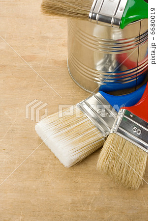 paintbrush and can on wood paintbrush and can on wood 6680019