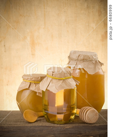 jar of honey and stick 6680999