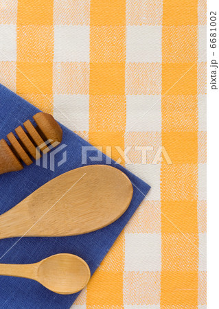 wood utensils at table napkins 6681002
