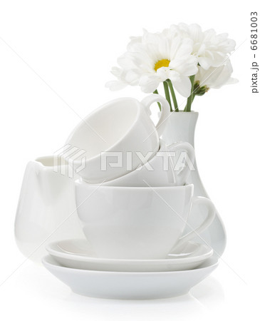 clean plates and cups 6681003
