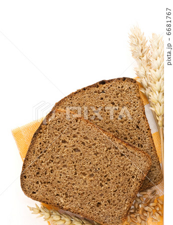 rye bread and ears of wheat 6681767
