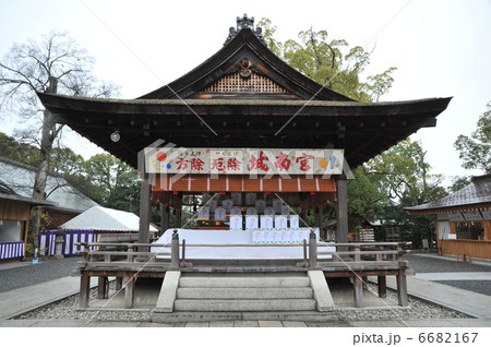 京都　城南宮の拝殿 6682167