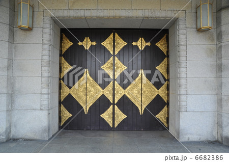 京都市立美術館の扉 6682386