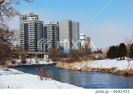 冬の北上川と盛岡駅周辺の市街地 6682405