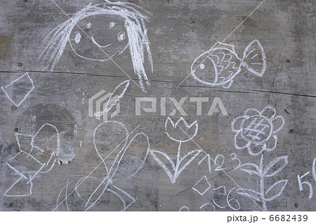 木の板にチョークで書いた子供の落書きの写真素材