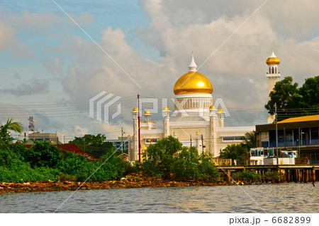 ブルネイ川から眺めた「オールドモスク」（バンダリスリブガワン((BSB)／ブルネイ） 6682899