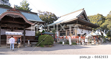 四国霊場第47番札所「八坂寺」本堂（右）と大師堂 6682933