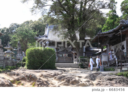 四国霊場第14番札所「常楽寺」本堂、大師堂、流水岩の庭 6683456