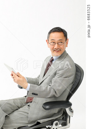 iPadを見るビジネスマン 6683525