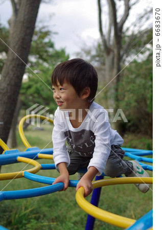遊具で遊ぶ子供 遊具で遊ぶ子供 6683670