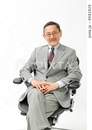 オフィスチェアに座るビジネスマン・社長 6683826