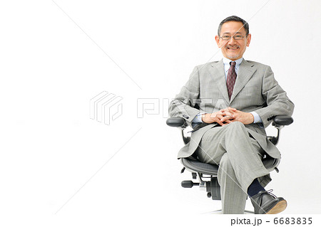 オフィスチェアに座るビジネスマン 社長の写真素材 665