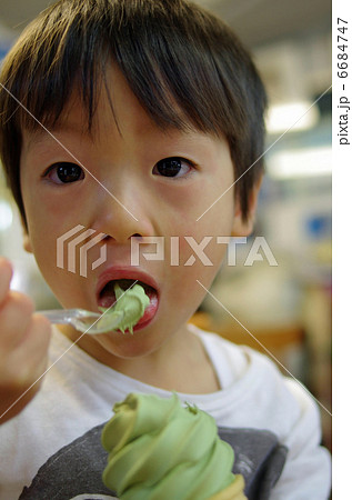 ソフトクリームを食べる子供 6684747