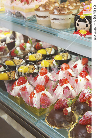 ケーキ店のガラスケース 6684835