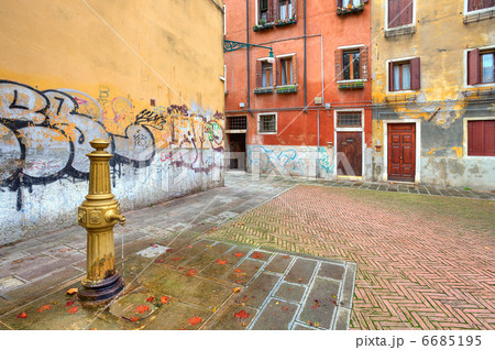 Small colorful plaza. Venice, Italy. 6685195