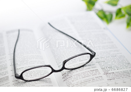 めがね　黒　辞書　観葉植物 6686827
