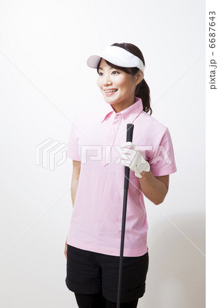 ゴルフウェアを着た女性 ゴルフウェアを着た女性 6687643