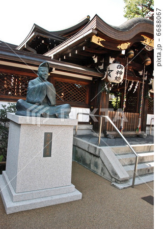 安倍晴明像と本殿（晴明神社／京都市上京区晴明町） 6688067