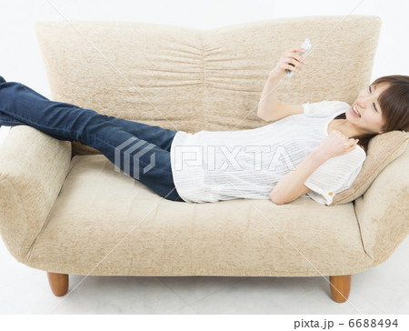 ガッツポーズ　スマホと若い女性 6688494