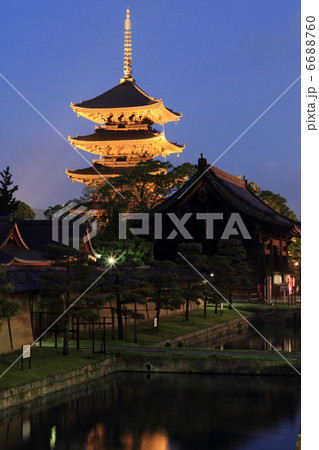 京都・東寺　五重塔　ライトアップ 6688760