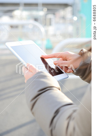 冬の街でタブレットを操作する女性 冬の街でタブレットを操作する女性 6688805
