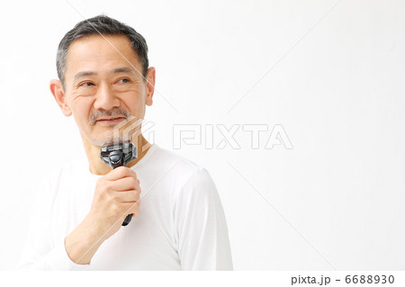 電気シェーバーを使う男性 6688930