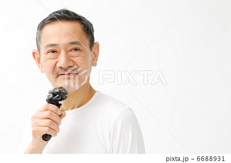 電気シェーバーを使う男性 6688931